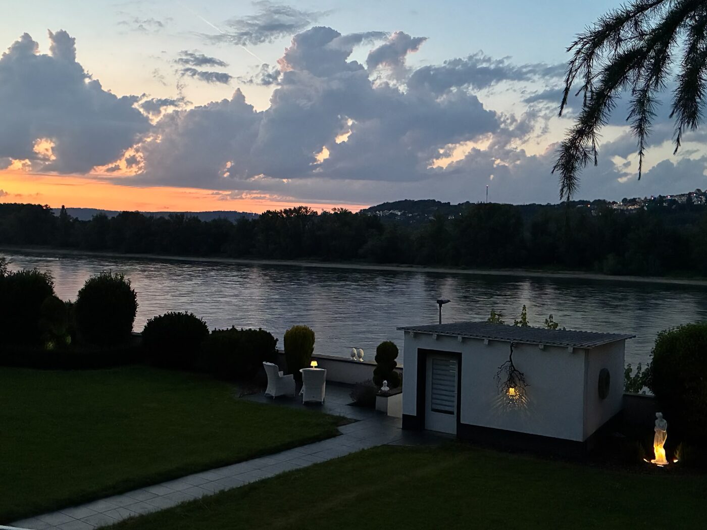 Sonnenuntergang über dem Rhein vom Garten aus