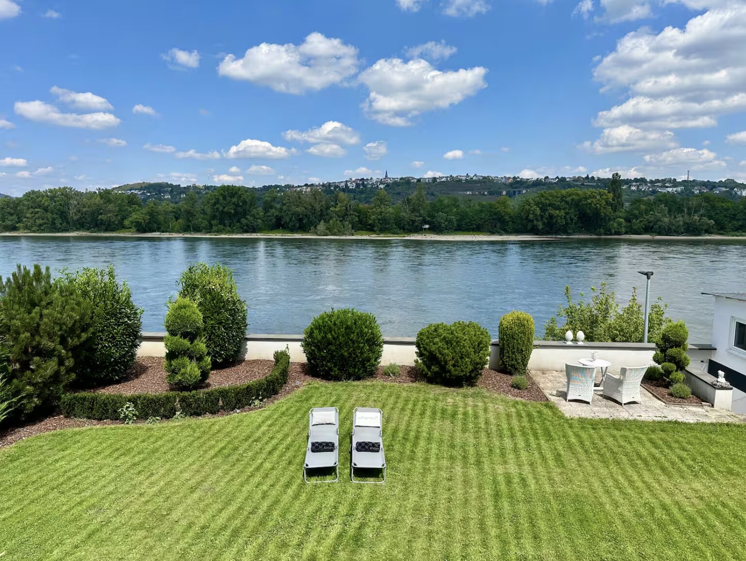 Aussicht vom Ferienhaus auf den Rhein mit Garten und Liegen